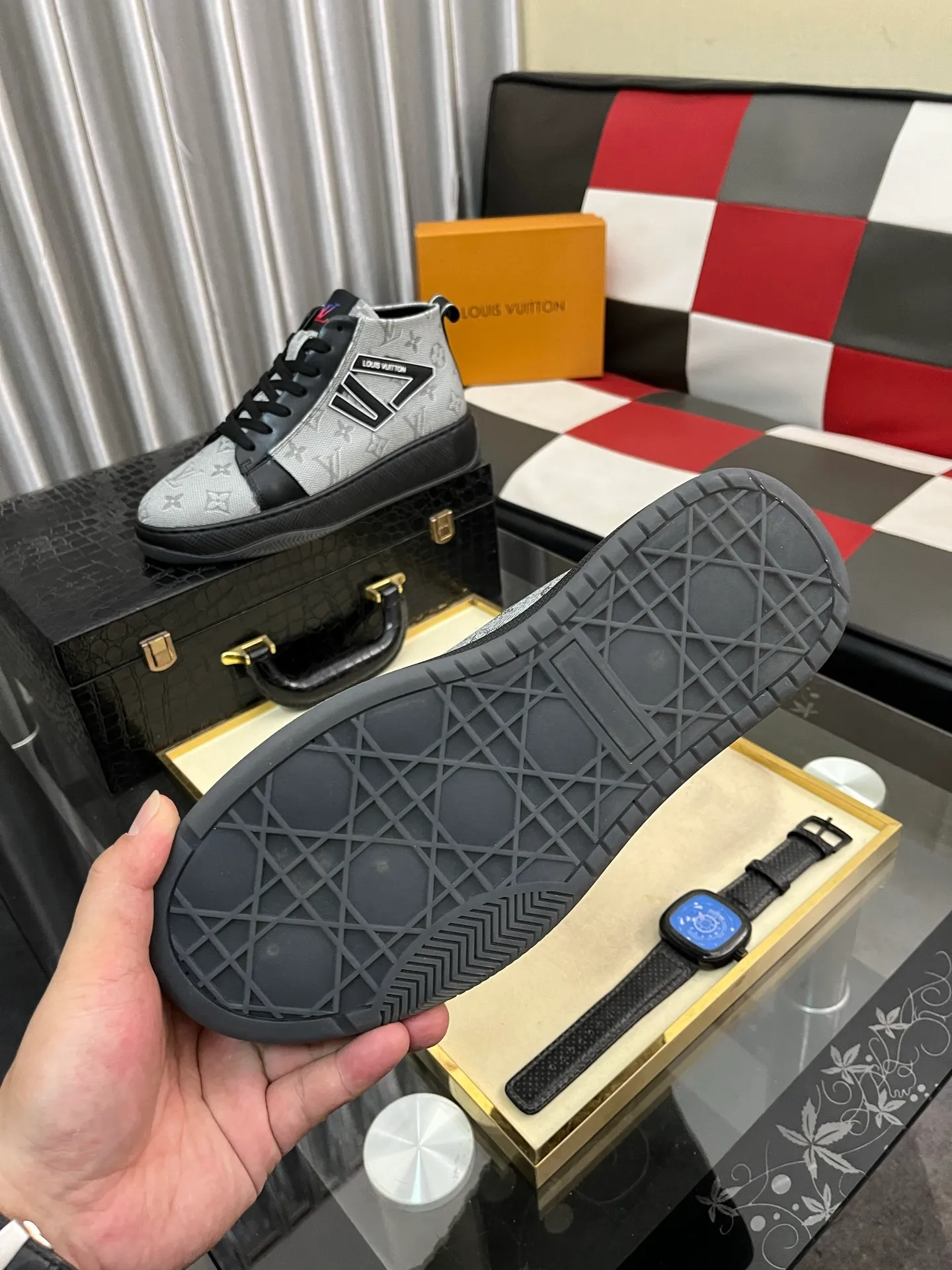 Men's shoes 💰: 438⌚️⌚️《Louis vuitton/LV Louis Vuitton》original quality.~ Unique modern style sneakers. 🏃A must-have casual shoe for trendy men😍😍 Original brand imported from Italy, imported original leather, cowhide lining (refuses to discolor and grind feet) sole: original sole provided by the original factory, French lazy style design ⚠️Fit to the feet, original quality, super comfortable original sole. Code number: 38-443️⃣Colors available